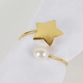 Rond de serviette doré avec étoile et perle sur un rouleau de tissu blanc - Rond de Serviette Ouvert Perle Étoile