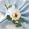 Künstlicher Serviettenring mit Rosen und Pfingstrosen in Hellblau und Gelb mit Blättern - Hellgelbe Rose + Blassblaue Pfingstrose