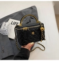 Detail der schwarzen gesteppten Box-Tasche mit goldenem Griff und Kettenriemen - Schwarz