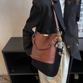 Sac seau vintage marron avec poignée tressée et pendentif lapin en peluche doux - Café Avec Pendentif Lapin