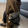 Sac seau rétro noir en cuir froissé avec détails dorés et charmant lapin en peluche - Noir Avec Pendentif Lapin