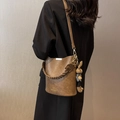 Sac seau vintage en cuir marron foncé avec poignée tressée et charmant pendentif lapin - Khaki Avec Pendentif Lapin