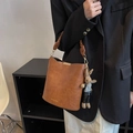 Sac seau vintage en cuir marron avec bandoulière tressée et charm lapin pour femme - Marron Avec Pendentif Lapin