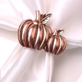 Roségoldene Serviettenringe im Kürbisdesign mit Blattdetails für Halloween Tischdeko - Roségold