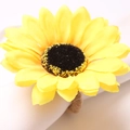 Vue détaillée du rond de serviette tournesol avec pétales jaunes et centre brun - Style Tournesol