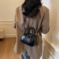 Glänzende schwarze Bowling-Tasche mit Schleifendetail und verstellbarem Schultergurt - Schwarz