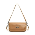 Bolso baguette minimalista marrón camello de piel sintética con cierre de giro plateado - Albaricoque
