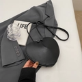 Minibolso bandolera con forma de corazón en negro mate con correa fina de cuero - Negro