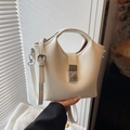 Elegante cremeweiße PU-Leder Handtasche mit Metallschloss und verstellbarem Schultergurt - Basisstil / Gebrochenes Weiß