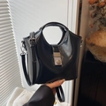 Glänzende schwarze Trapez-Beuteltasche mit silbernem Schloss und abnehmbarem Gurt - Basisstil / Schwarz