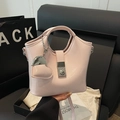 Hellrosa Eimer-Handtasche aus Leder mit Herzanhänger und rundem Griff für Damen - Basisstil / Hellrosa