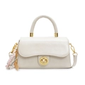 Bolso cuadrado pequeño en cuero sintético crema con asa redonda y cierre dorado giratorio - Con Colgante / Blanco Roto