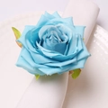 Dettaglio portatovagliolo con rosa blu artificiale su tovagliolo bianco per decorazione - Anello fatto a mano blu