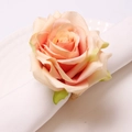 Dettaglio del portatovagliolo con rosa artificiale albicocca e anello in fibra naturale - Rosa Champagne (Anello Fatto a Mano Naturale)