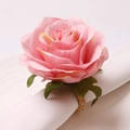 Dettaglio portatovagliolo con rosa di seta rosa, foglie verdi e anello in rattan intrecciato - Rosa Rosa (Anello Fatto a Mano Naturale)