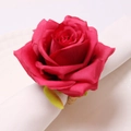 Elegante portatovagliolo con rosa fucsia e anello in rattan per decori nuziali - Rosa Rossa Grande (Anello Fatto a Mano Naturale)