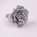 Elegante servilletero de rosa plateada con diamantes de imitación para bodas y cenas - Flor de Rosa de Plata de Acero