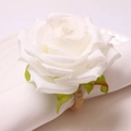 Elegante portatovagliolo con rosa di seta bianca e anello in paglia per decoro nozze - Rosa Bianca (Anello Fatto a Mano Naturale)