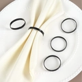 Juego de servilleteros de alambre negro minimalistas en plato blanco con servilleta beige - Anillo Simple Negro