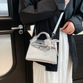 Zilveren handtas met krokodillenpatroon, zijden sjaal en parelhanger als crossbodytas - Met Hanger / Zilver