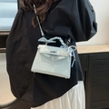 Lichtblauwe Kelly tas met krokodillenmotief, parelhanger en handvat met zijden sjaal omhuld - Met Hanger / Blauw