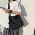 Sac bandoulière en toile noire avec deux poches cargo à l'avant pour le quotidien - Noir