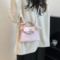 Roze handtas met krokodillenpatroon, zijden sjaal om handvat en hartvormige hanger - Met Hanger / Roze