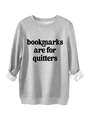 Detailansicht hellgrauer Pullover mit Bookmarks are for quitters Aufdruck und Fleece-Futter - S / Hellgrau