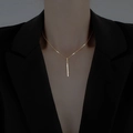 Elegante goldene S925 Silberkette mit vertikalem Stabanhänger und Pavé-Zirkonias - Gold