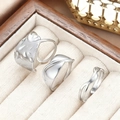 Set di tre anelli in acciaio inossidabile argento con texture martellata e forme geometriche - Set di 3 Anelli Aperti Geometrici Argentati (C9620)