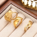 Set di tre anelli dorati geometrici e traforati con trama martellata vintage - Set di 3 Anelli Aperti Geometrici Dorati (C9619)