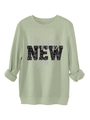 Detail von salbeigrünem Sweatshirt mit glitzerndem happy NEW year Neujahrs-Aufdruck - Olivgrün