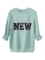 Detail eines minz minzgrünen Sweatshirts mit Pailletten-Schriftzug und umgeschlagenen Ärmeln - Hellgrün