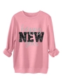 Detailansicht eines pinkfarbenen Sweatshirts mit glitzerndem Happy NEW Year Schriftzug - Pfirsich