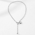 Silberne Edelstahl-Kette mit Herz-Anhaenger und OT-Knebelverschluss auf weissem Grund - Silberner Stil (C5316)