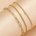 Dettaglio del set di braccialetti in oro con maglia a graffetta e zircone - Set da 3 Pezzi Oro (C9173)