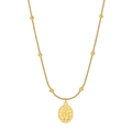 Nahaufnahme der 18K vergoldeten Schlangenkette mit Perlen und ovalem Gravuranhänger - Goldener Stil (C9265)