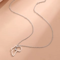 Collier minimaliste en acier inoxydable avec pendentif carte d'Afrique et un zircon - Carte Afrique Argent Évidée Avec Zircone Transparente (B6866)