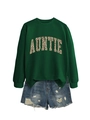Détail du sweat-shirt vert avec imprimé léopard AUNTIE et short en jean vieilli - Vert clair
