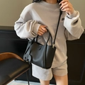 Sac cabas seau en cuir litchi noir avec breloque éléphant assortie et bandoulière amovible - Noir