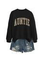 Mise à plat du sweat noir à manches longues avec texte AUNTIE léopard et short en jean - Noir