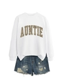 Mise à plat de sweat blanc avec texte AUNTIE léopard et short en jean bleu déchiré - Blanc