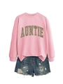 Mise à plat de sweat rose avec texte AUNTIE léopard et short en jean vieilli bleu - Rose