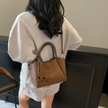 Sac seau en cuir marron avec breloque éléphant mignonne et bandoulière fine assortie - café