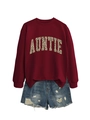 Détail d'un sweat bordeaux avec texte AUNTIE imprimé léopard et short en jean déchiré - Bordeaux