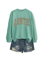 Détail du sweat Auntie vert menthe avec texte léopard et short en jean vieilli - Vert clair