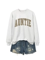 Mise à plat du sweat-shirt gris Auntie avec lettres léopard et short en jean - Blanc Cassé