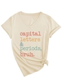 Détail d'un t-shirt beige à col en V avec imprimé de lettres et ourlet noué élégant - S / Sable