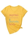 Détail d'un t-shirt jaune à col en V avec impression graphique et nœud élégant à l'ourlet - S / Jaune