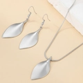 Minimalistisches matt-silbernes Blattschmuckset mit Ohrringen und Schlangenkette im Set - Silberblatt-Stil (C5634)